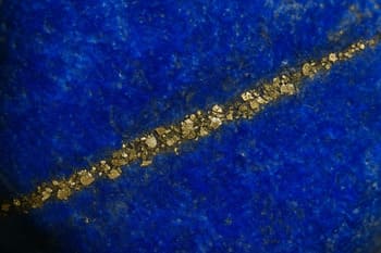Lapis taşında pirit taneleri ve damar örüntüsü